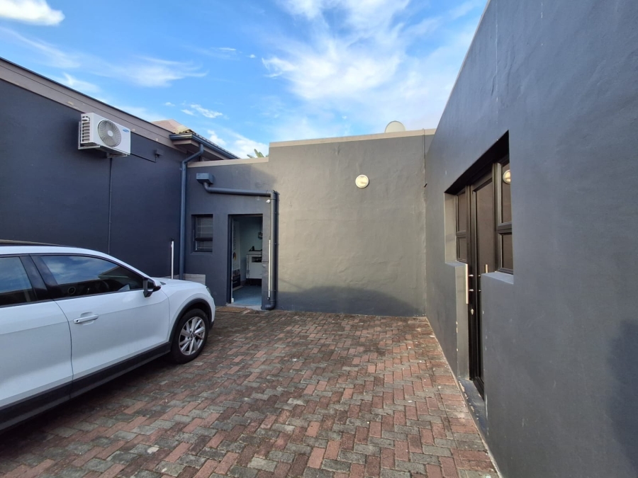To Let Commercial Property for Rent in Baysville Eastern Cape